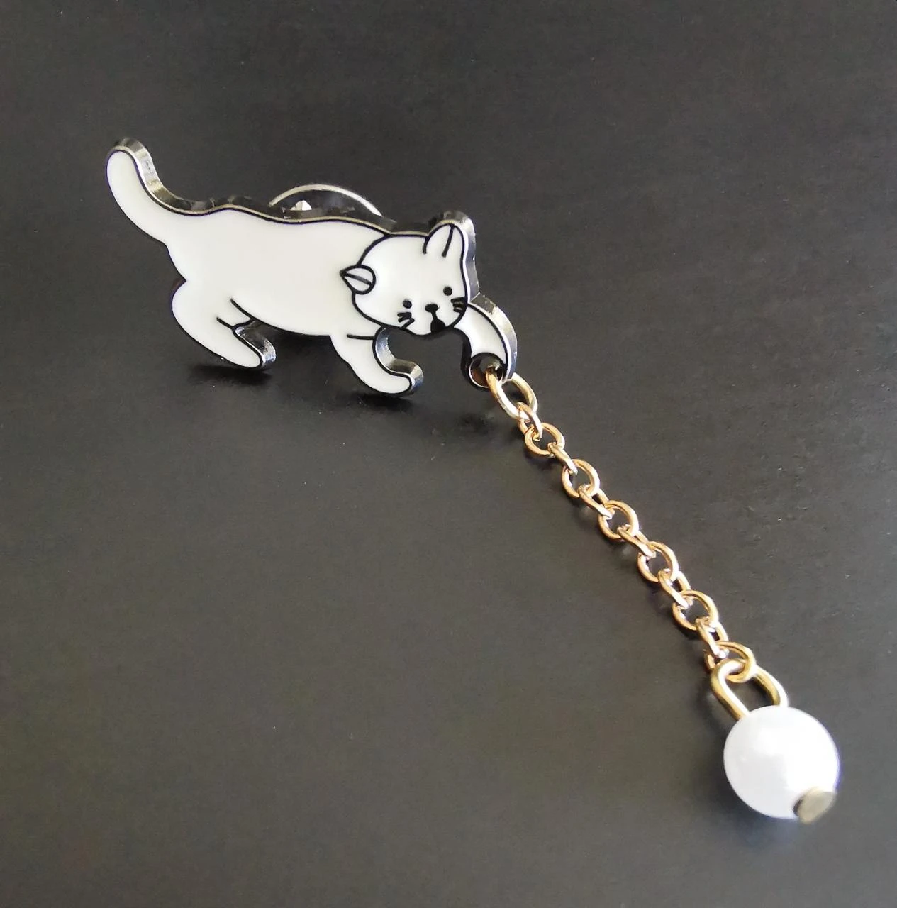 Pin's Petit Chat avec petite boule